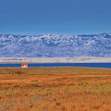 2 Bedroom Cozy In アパート