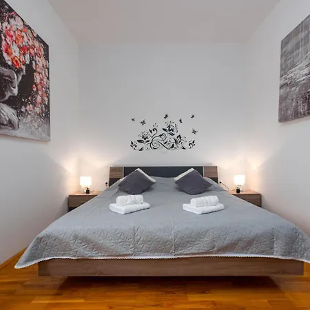 2 Bedroom Cozy In * Привлака