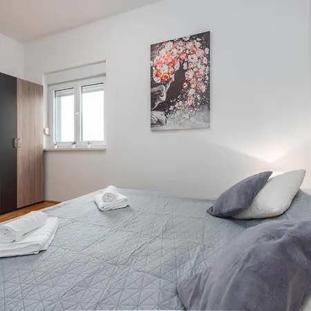 Апартаменты 2 Bedroom Cozy In *