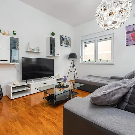 2 Bedroom Cozy In Апартаменты Привлака