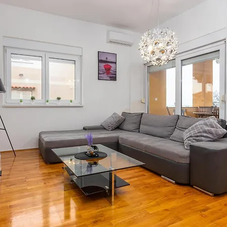 Апартаменты 2 Bedroom Cozy In *