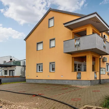 Апартаменты 2 Bedroom Cozy In