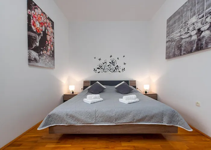 2 Bedroom Cozy In * Привлака