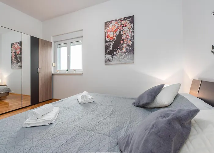Апартаменты 2 Bedroom Cozy In *