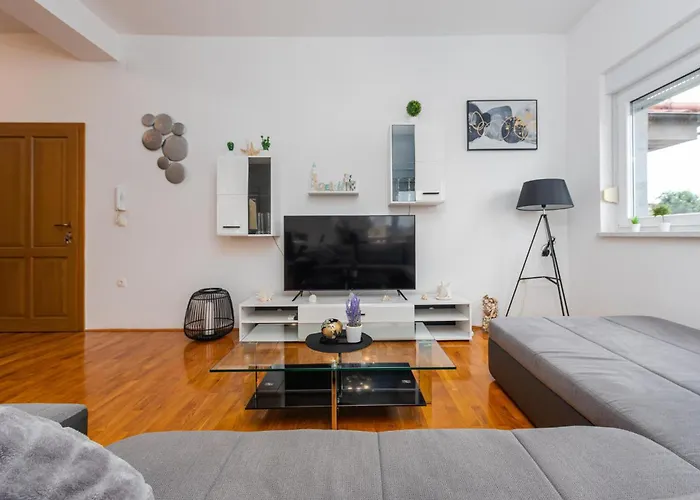 2 Bedroom Cozy In