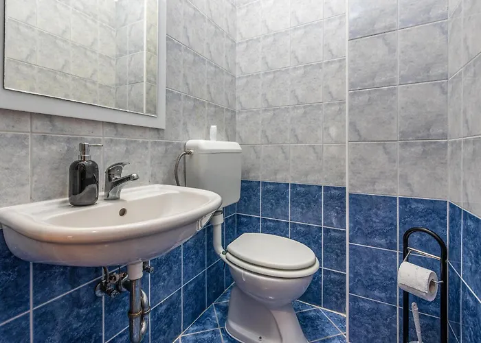 Апартаменты 2 Bedroom Cozy In