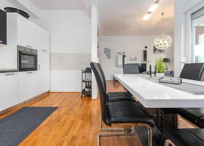 2 Bedroom Cozy In * Привлака
