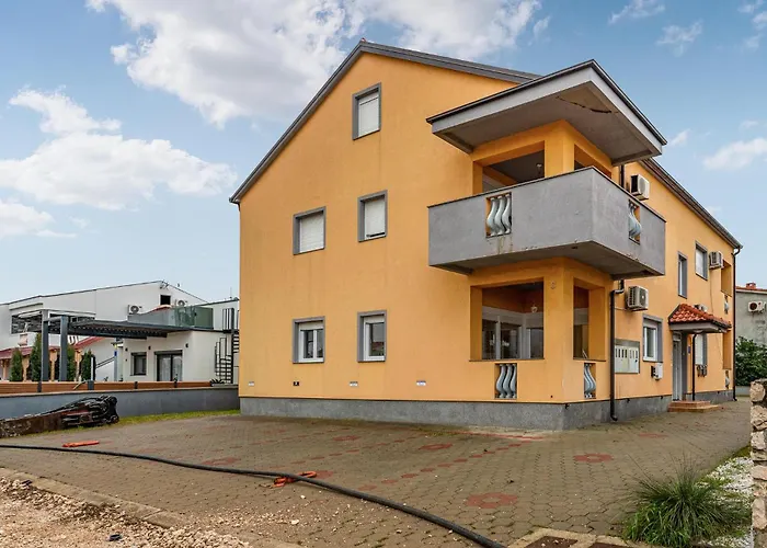 Апартаменты 2 Bedroom Cozy In
